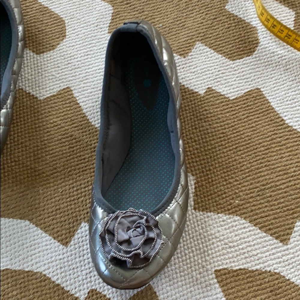 Silver leather ballet flats. Interchangeable snaps